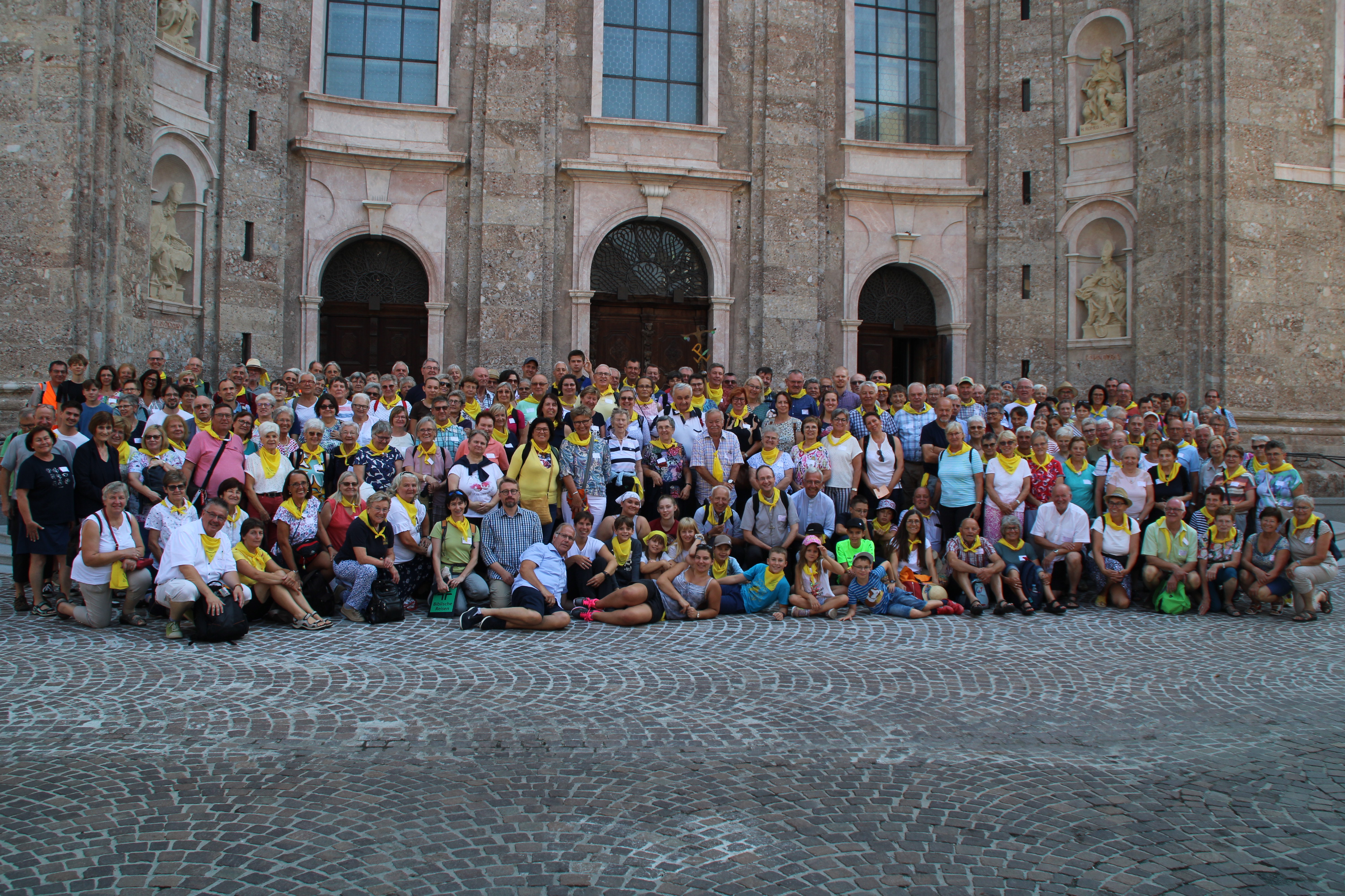 Die ganze Pilgergruppe vor dem Dom in Innsbruck