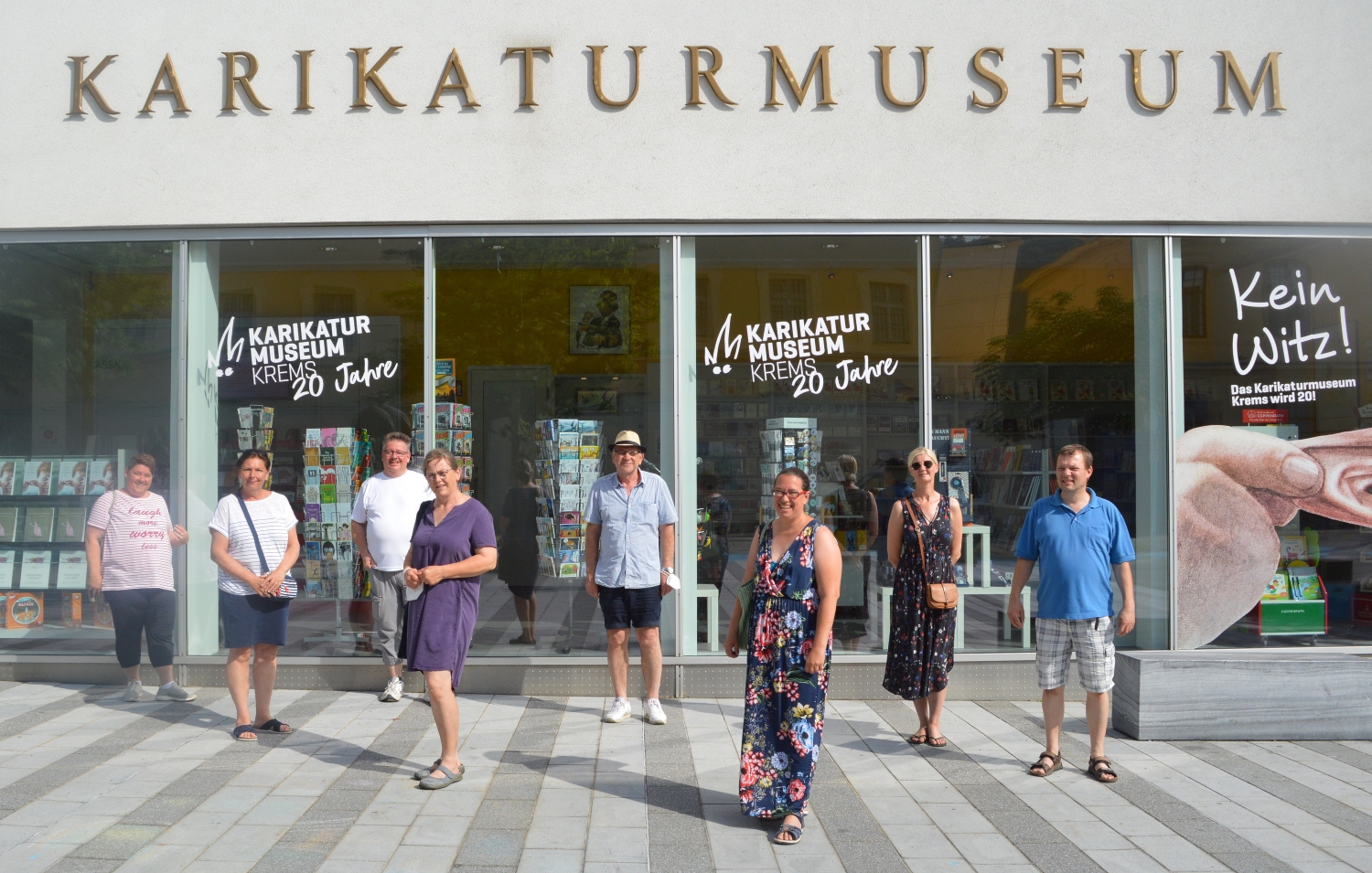Team der Bildungsakademie Weinviertel, Juni 2021 / BAW Schloss Großrußbach / Zach Anita Das Team der Bildungsakademie Weinviertel vor dem Karikaturmuseum in Krems, Betriebsausflung 2021