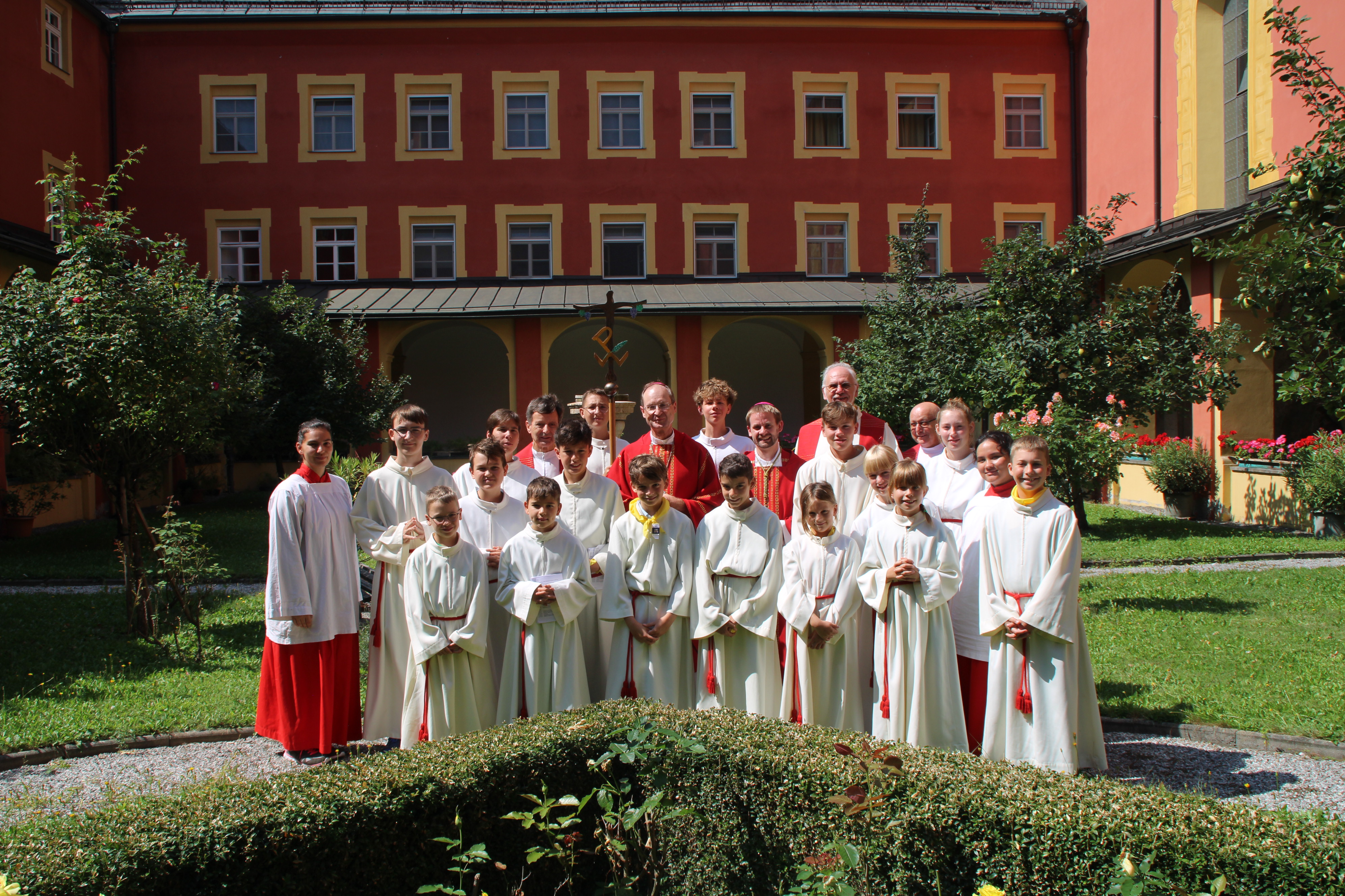 Ministranten und Priester in Stift Wilten